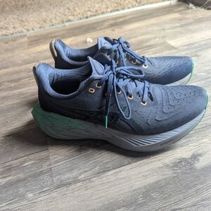 Women's Asics Novablast 4 - Size 9
